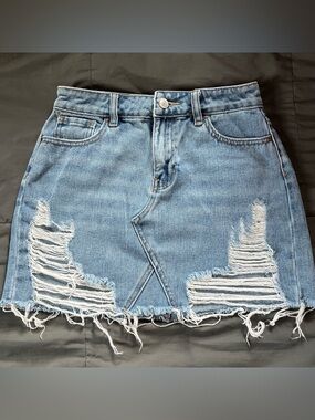 PacSun Distressed Denim Mini Skirt – 23